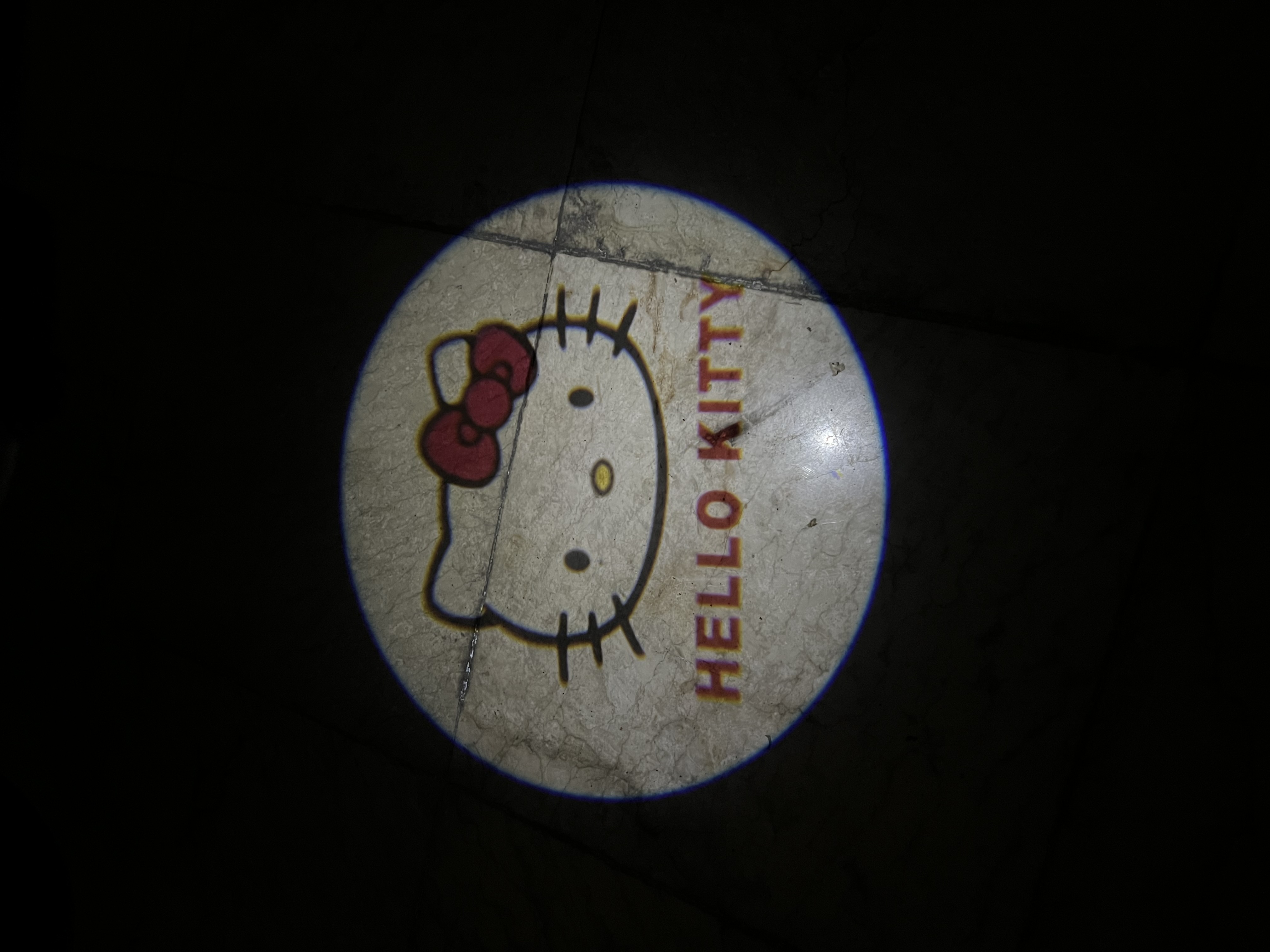 ولکام لایت طرح hello kitty رودری خودرو سنسوردار | چراغ خوش‌آمدگویی درب ماشین با باتری نیم‌قلمی