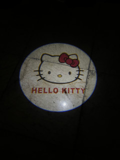 ولکام لایت طرح hello kitty رودری خودرو سنسوردار | چراغ خوشآمدگویی درب ماشین با باتری نیمقلمی