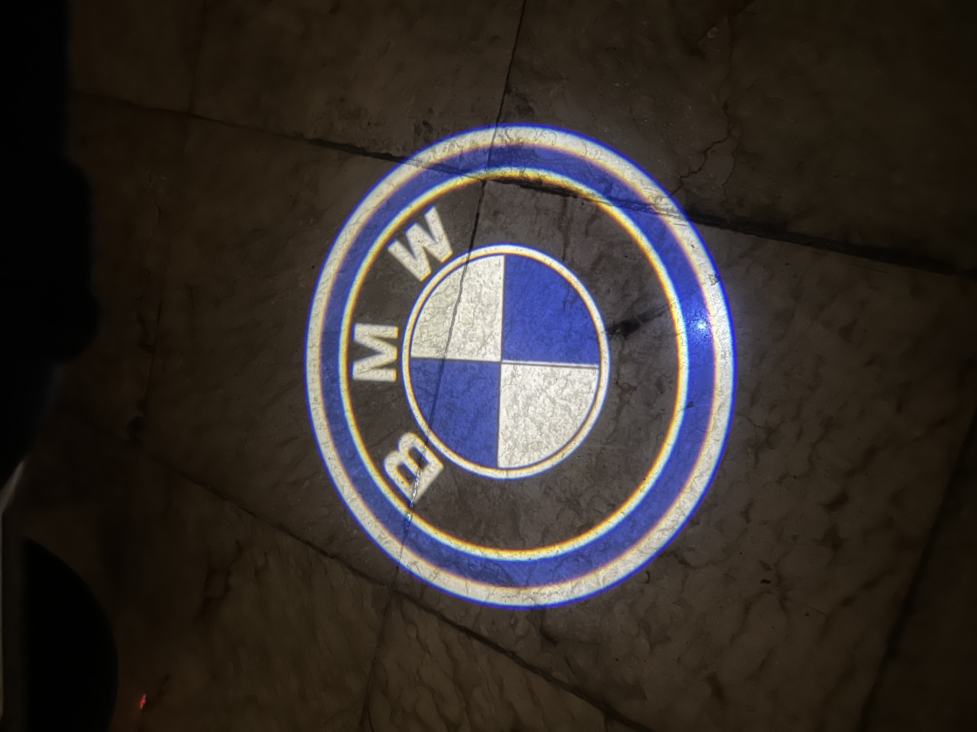 ولکام لایت طرح bmw رودری خودرو سنسوردار | چراغ خوش‌آمدگویی درب ماشین با باتری نیم‌قلمی
